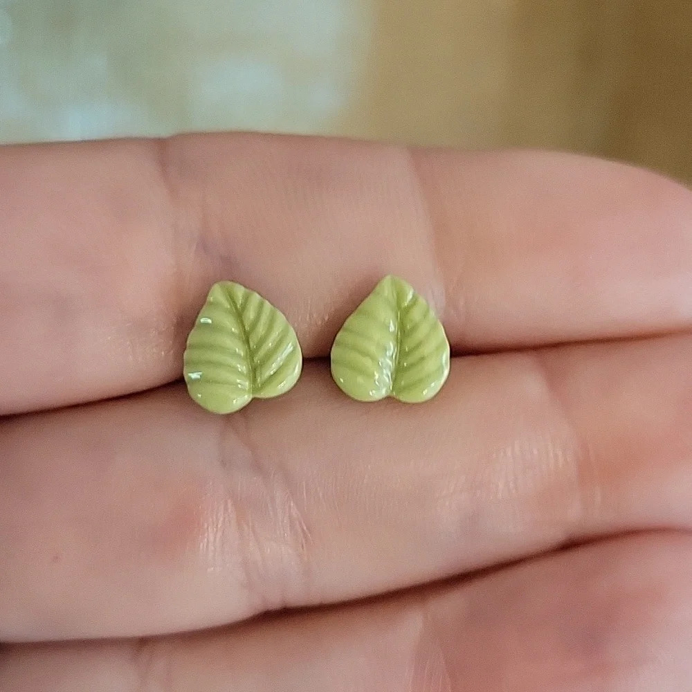 🔥LAST PAIR🔥 Ceramic Leaf Stud Earrings - Picture 4 of 7